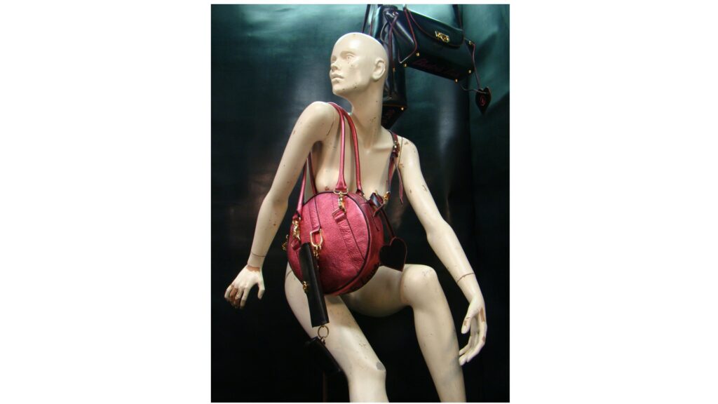 Sacs faits main, inspirés de styles historiques et fantastiques. Solides et détaillés.