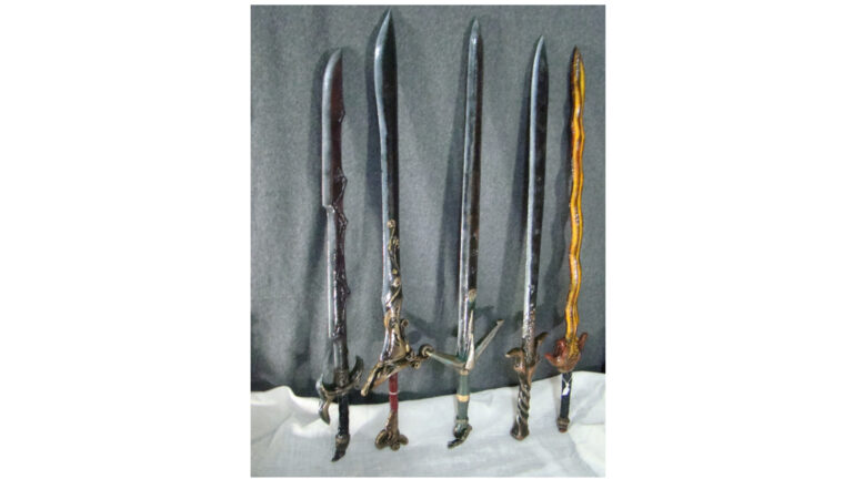 Épées et lances LARP faites main, sûres et équilibrées. Chaque pièce allie réalisme et durabilité.