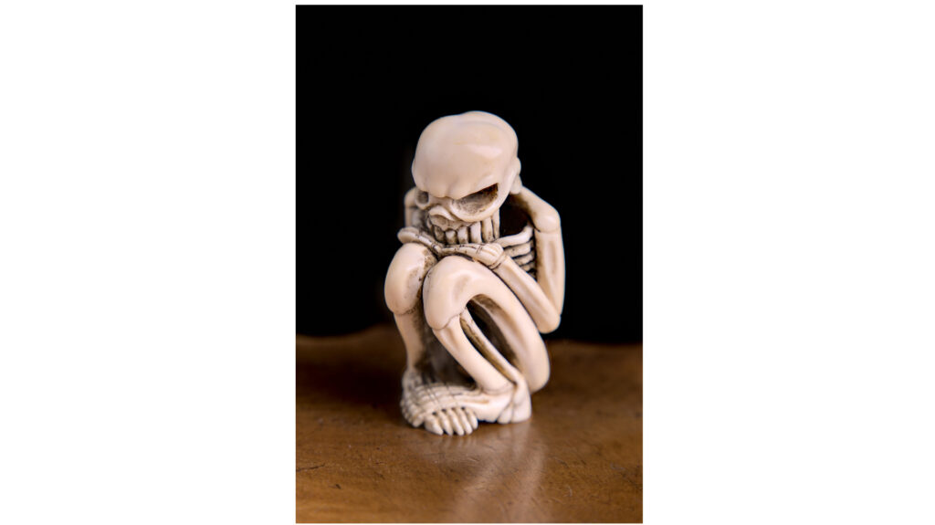Fijne ivoren netsuke van een skelet