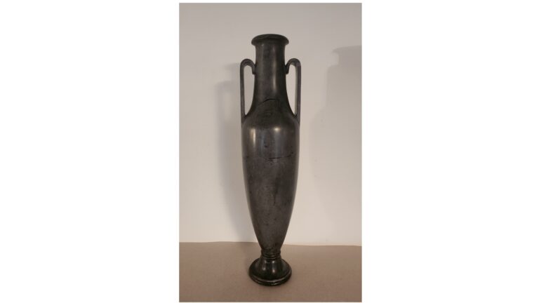 FRANCE XVIe siècle Vase à deux anses Marbre noir