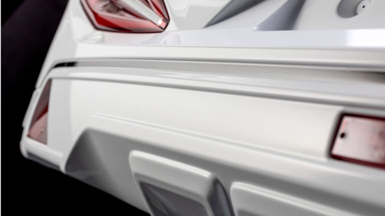 Thermoformen oder Tiefziehen macht Klassiker. der Kennzeichenträger der eigentlich auch Stoßfänger ist. Design trifft Funktion.