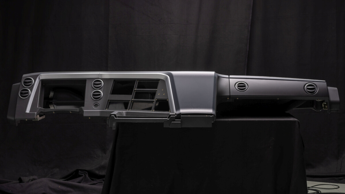 Black is Beautiful! Einlegeteile aus Metall mit Polyurethan umschäumt und zugelieferten Kunststoffteilen montiert.