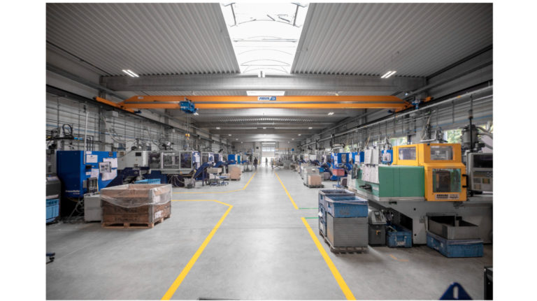 Spritzgießfertigung mit 19 Spritzgießmaschinen