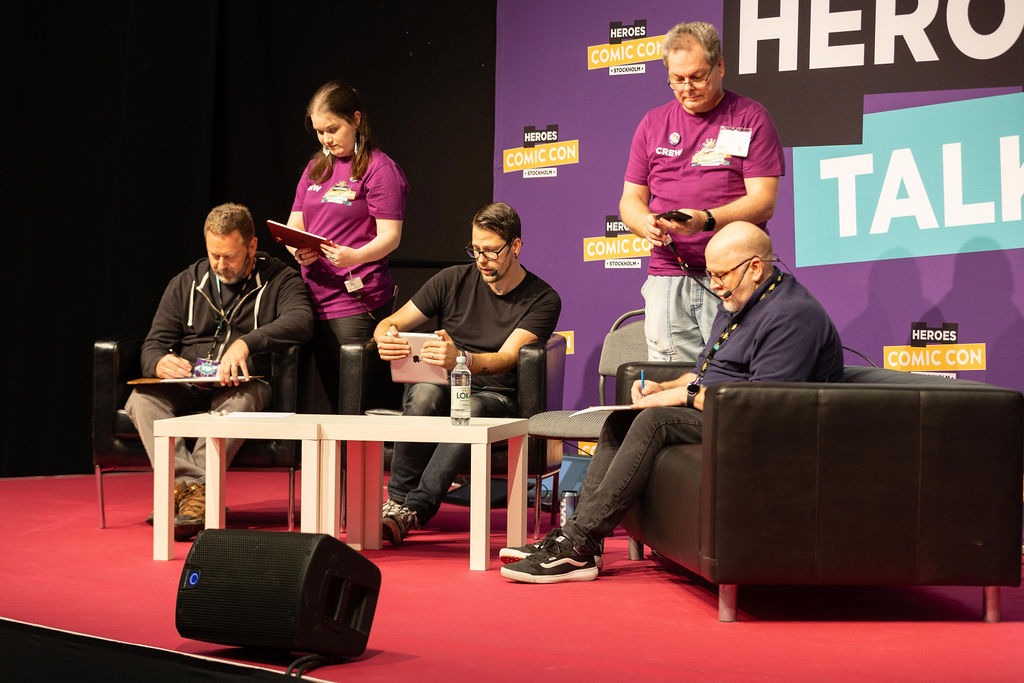 Photo of two artists on stage drawing.