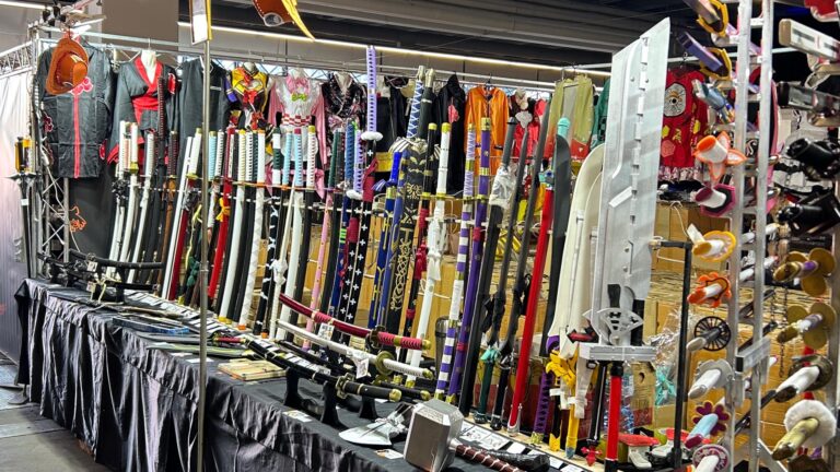 Japanese kimono, cosplay costume, Japanese lucky cats, swords katana in metal, foam and wooden for decoration. Gadget