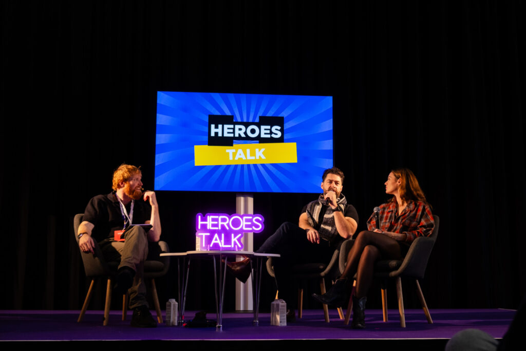 Photo from stage at Heroes Talk at Comic Con Denmark 2025 together with host Magnus Bruun interviewing Sophie Skelton and Richard Rankin