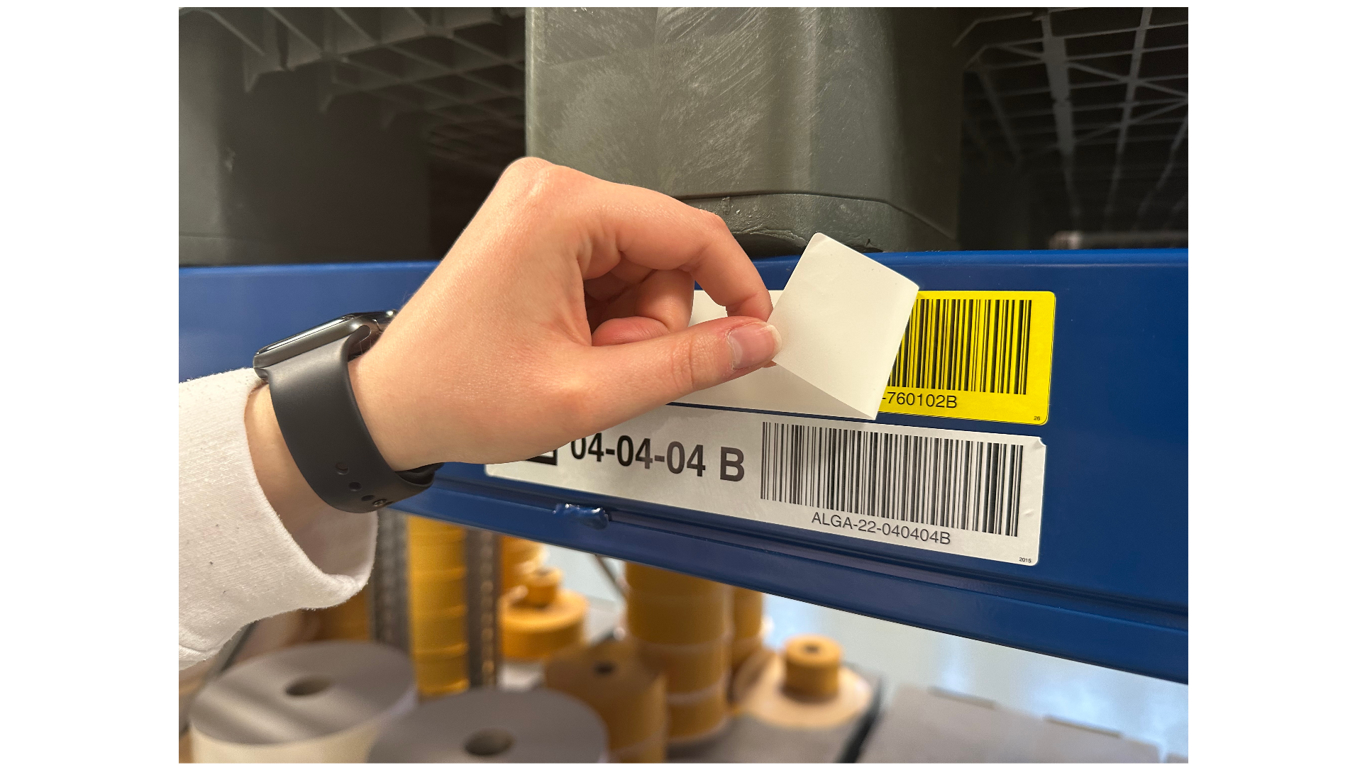 inotec Drytack is a reusable label that adheres antistatically to storage bins and identifies their status. This allows the customer to conceal existing permanent labels and thus block storage bins quickly and clearly.