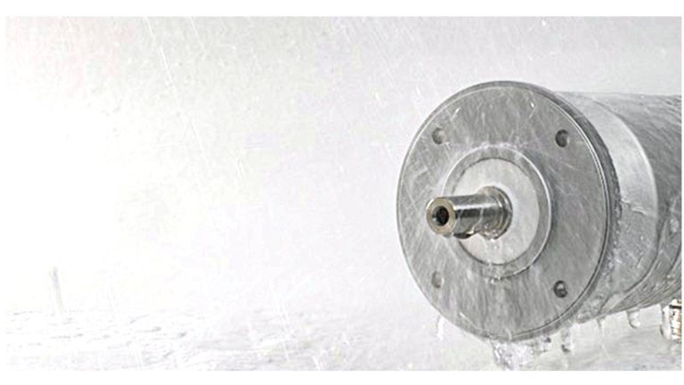 Kollmorgen stellt den AKMA-Servomotor vor, der die Anforderungen von Anwendungen mit mittlerer bis starker Washdown-Belastung erfüllt