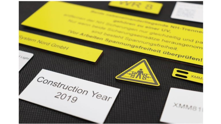 Kunststoffschilder laserbeschriftet – zweischichtiges Acryl mit dünner Deckschicht