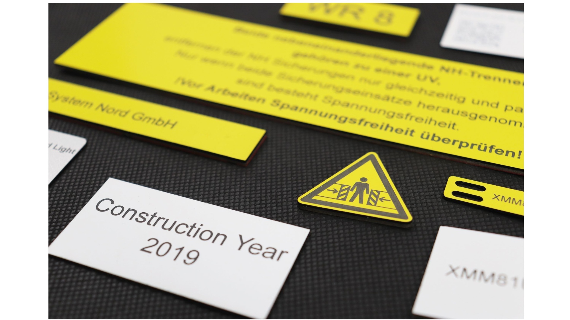 Kunststoffschilder laserbeschriftet – zweischichtiges Acryl mit dünner Deckschicht