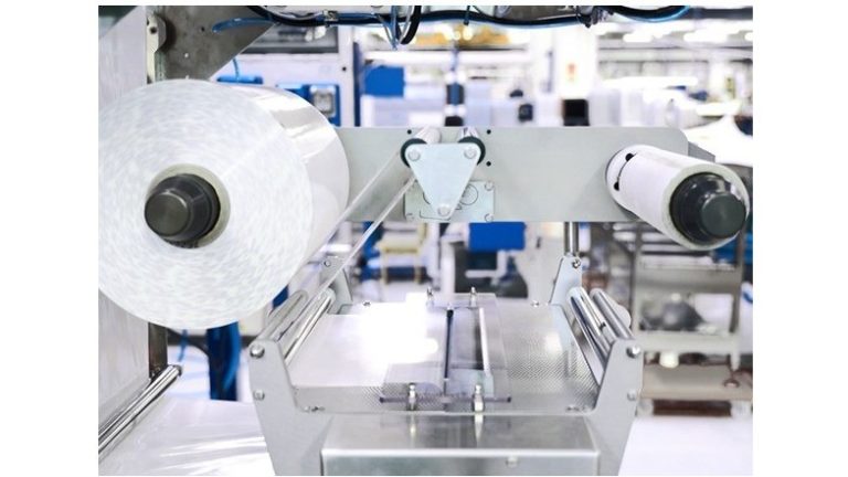 Évitez les temps d’arrêt en changeant automatiquement un rouleau sur une operculeuse ULMA