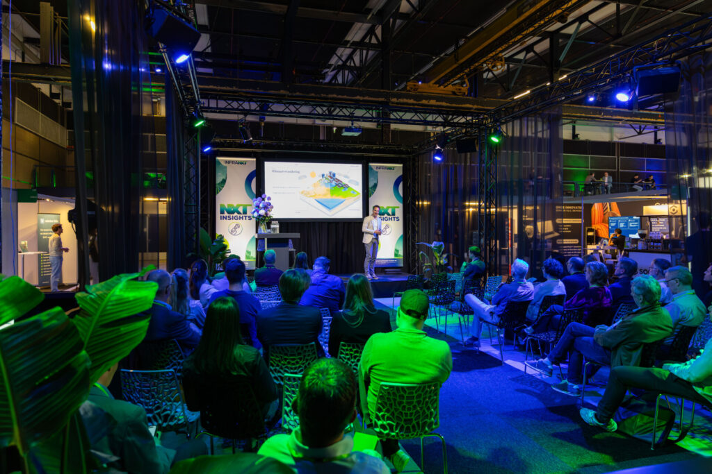 Spreker presenteert klimaatadaptatie aan publiek tijdens innovatie-evenement