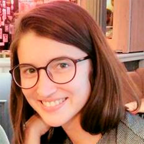 Debora conferenciante en la sala de congreso Empack