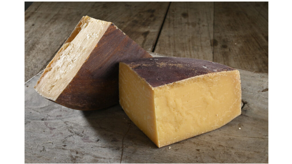 Bella Giulia – Halvlagrad ost gjord på röd mjölk från kor