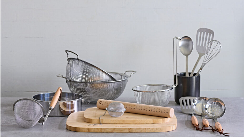 Köksredskap i rostfritt stål och bambu