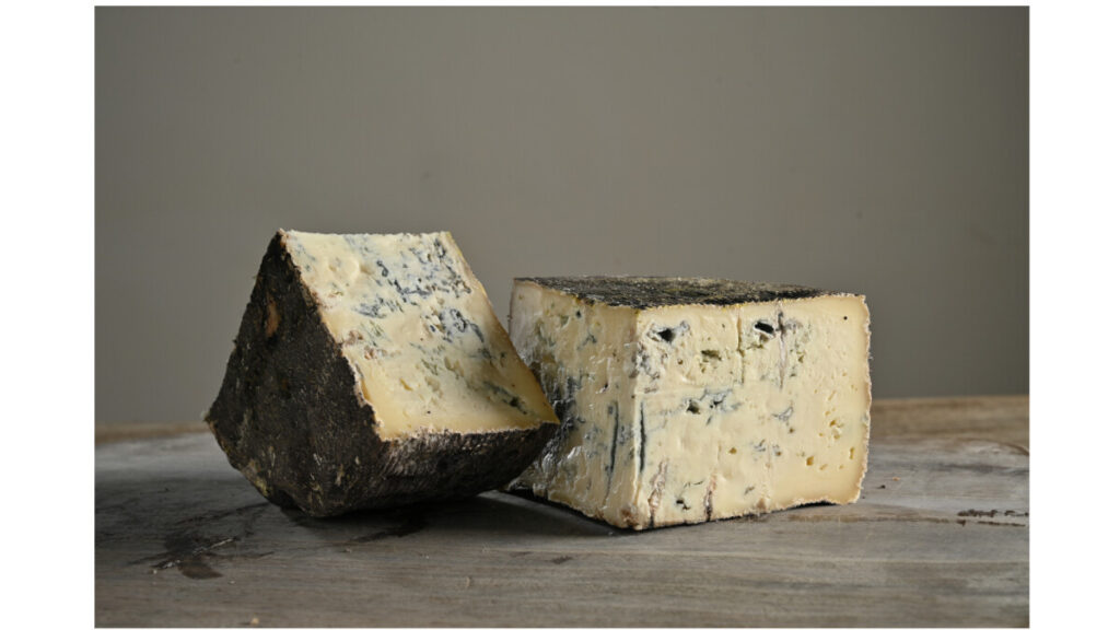 Piradoro – blåmögelost av röd mjölk från kor