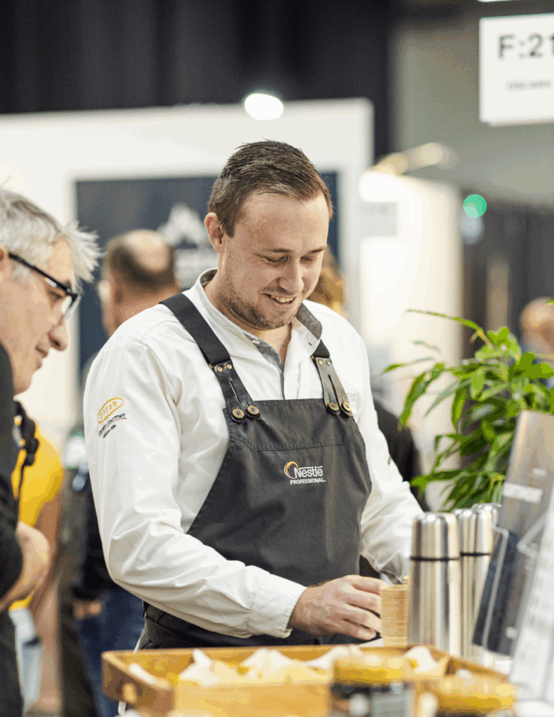 Från företag till företag. glad utställare visar sina produkter