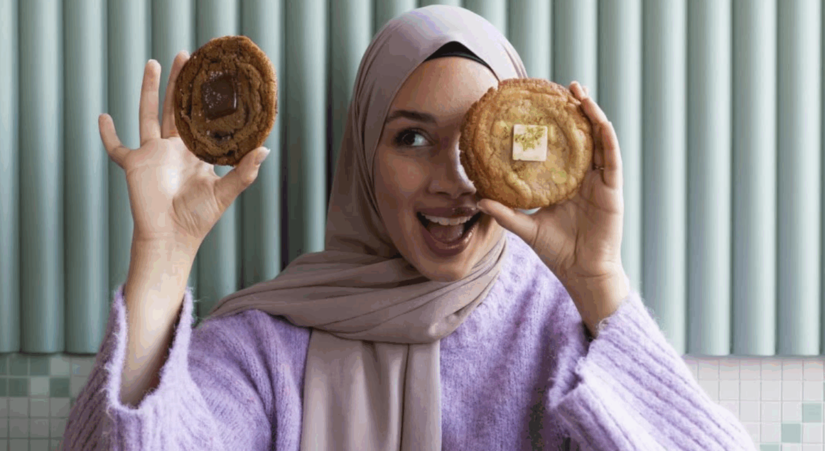 Camilla Hamid håller upp två kakor