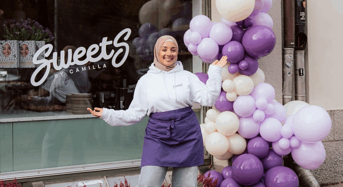 Camilla Hamid står utanför sitt cafè "sweets by camilla"