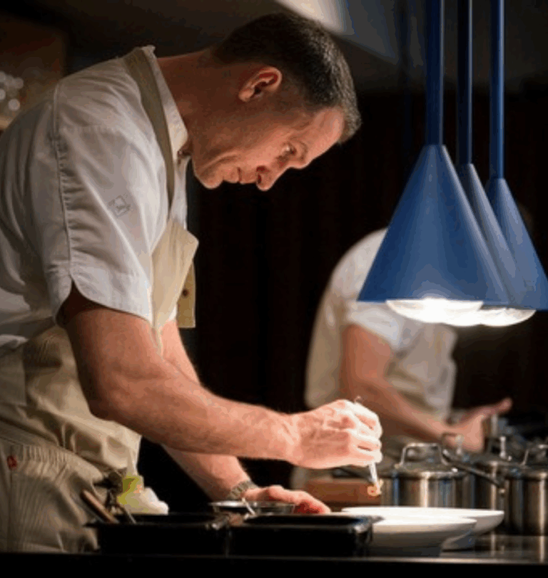Martin Moses lagar mat på restaurang Human