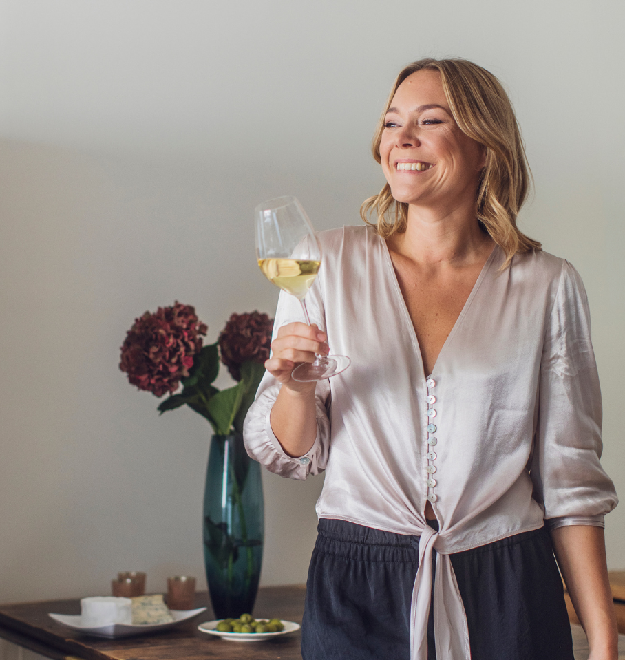Sommeliern Maya Samuelsson håller ett glas vin