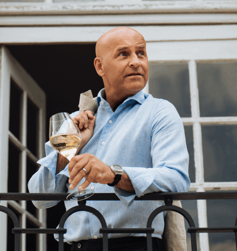 richard juhlin håller glas champagne