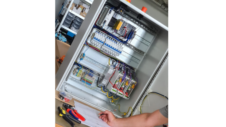 Control cabinet construction and circuit diagram creation