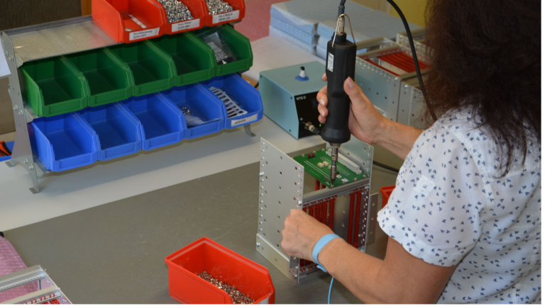 Montage von Gehäusen und Baugruppenträgern