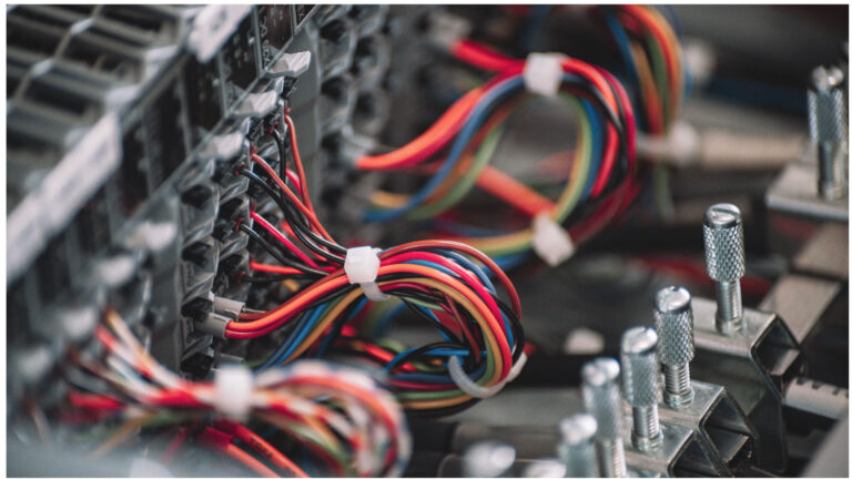 Gerätebau und Kabelkonfektionierung