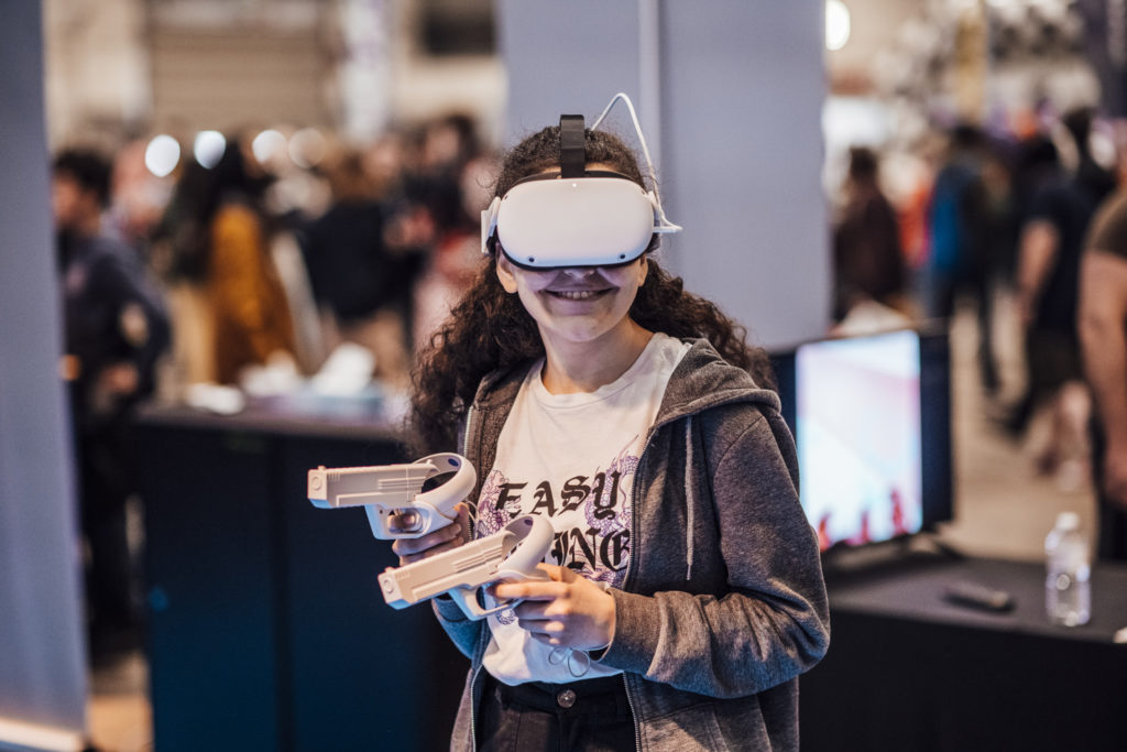 Jeune fille avec lunettes VR lors d'un événement