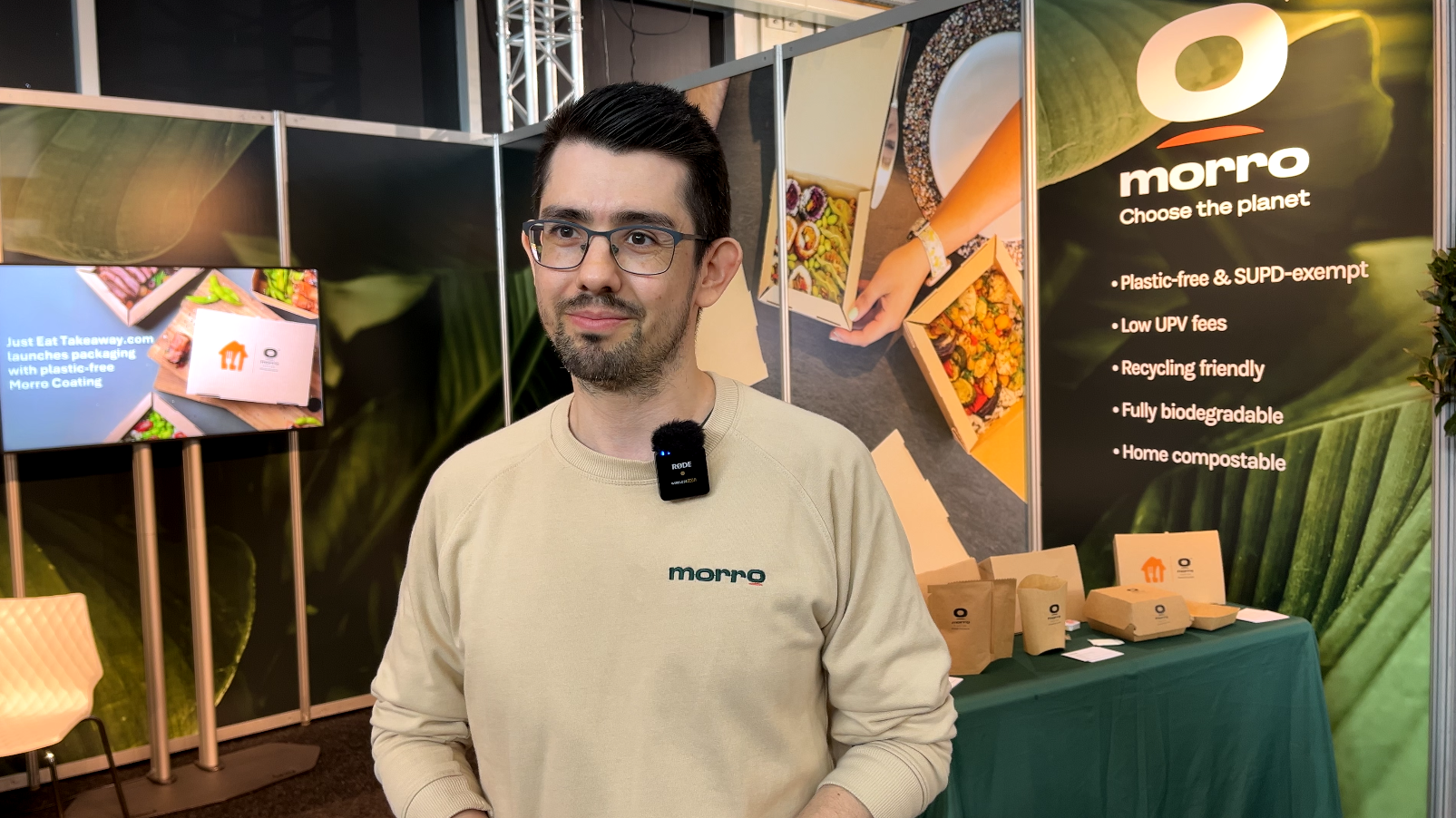 Man bij Morro-stand met duurzame maaltijdverpakkingen