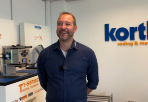 Man bij Kortho-printer in showroom