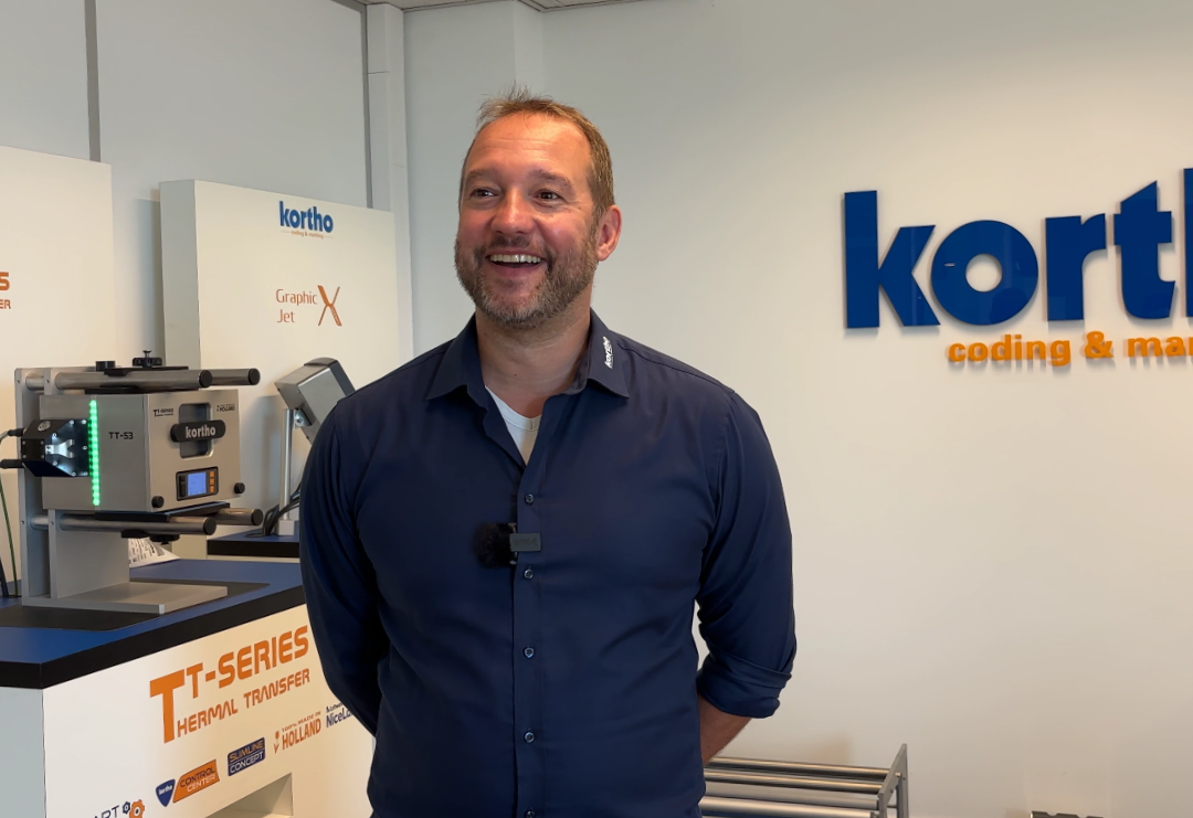 Man bij Kortho-printer in showroom