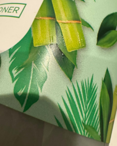 Groene bamboeversiering op tropische verpakking