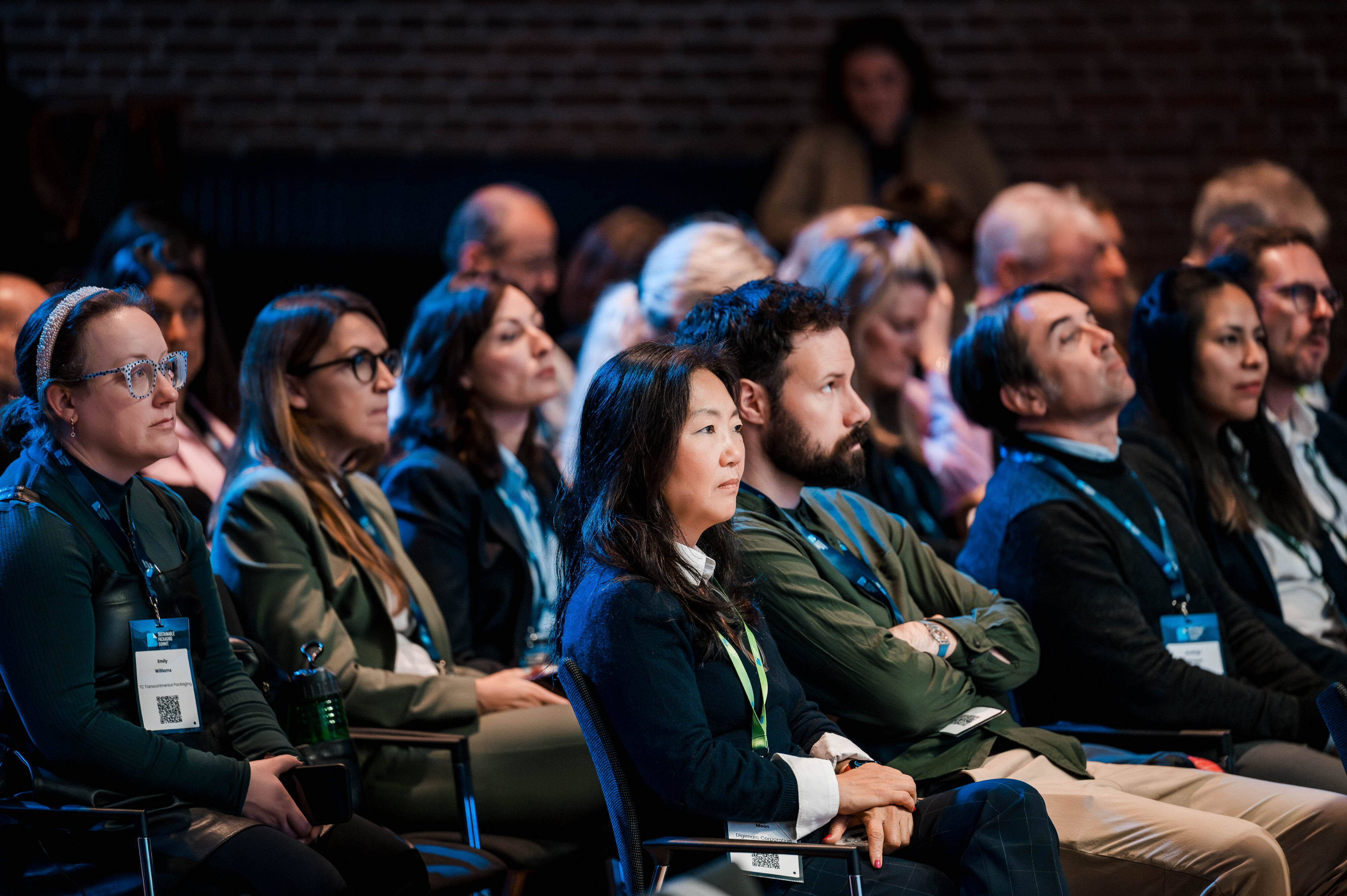 Aandachtige deelnemers zitten in een auditorium tijdens congres