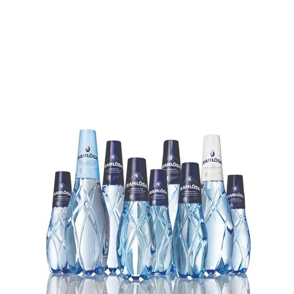 Groep Raml&ouml;sa-flessen mineraalwater op witte achtergrond