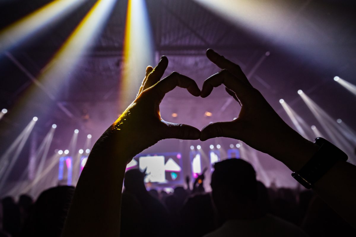 Handen in de vorm van een hartje