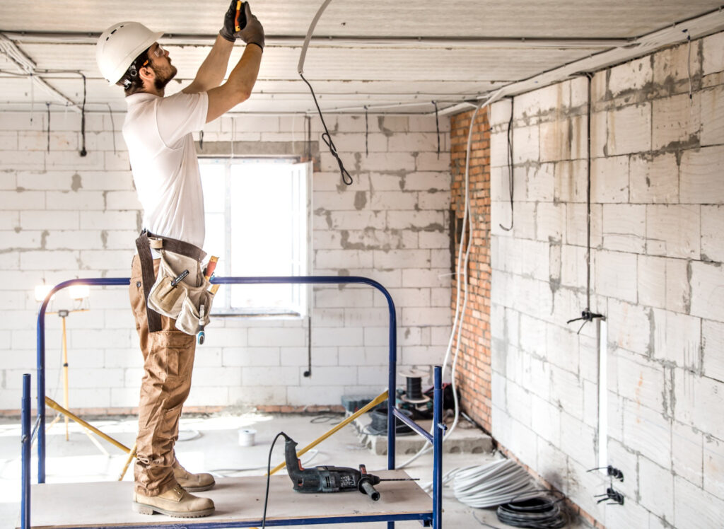 werkman in een huis (onder renovatie)