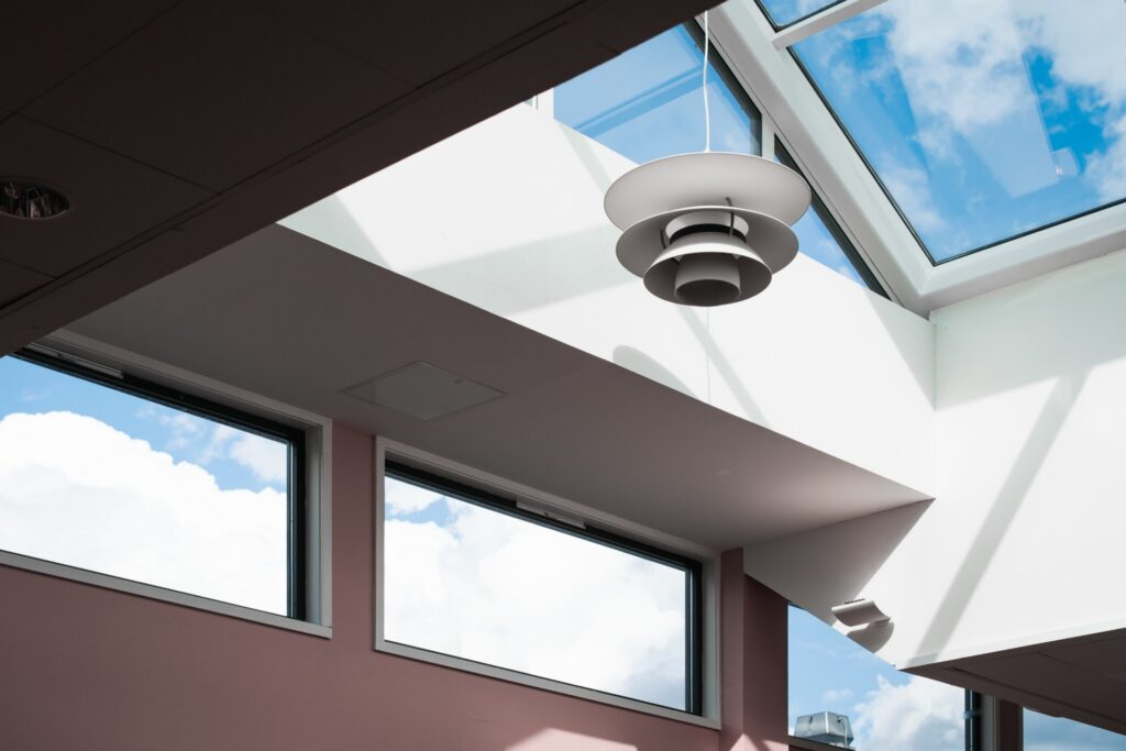 Witte lamp in een huis met een glazen plafond