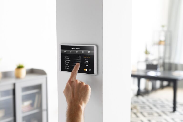 Man bedient centrale tablet met smarthome applicatie