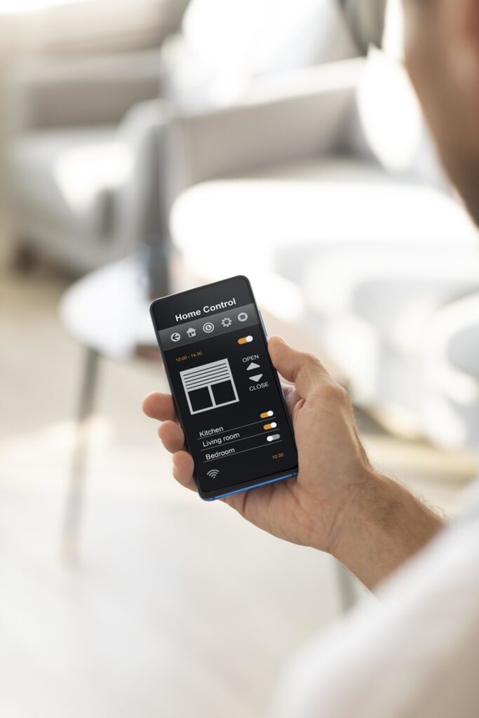 Man bedient smarthome applicatie op zijn smartphone
