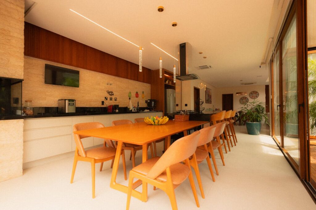 Keuken en eettafel met veel houtaccenten.