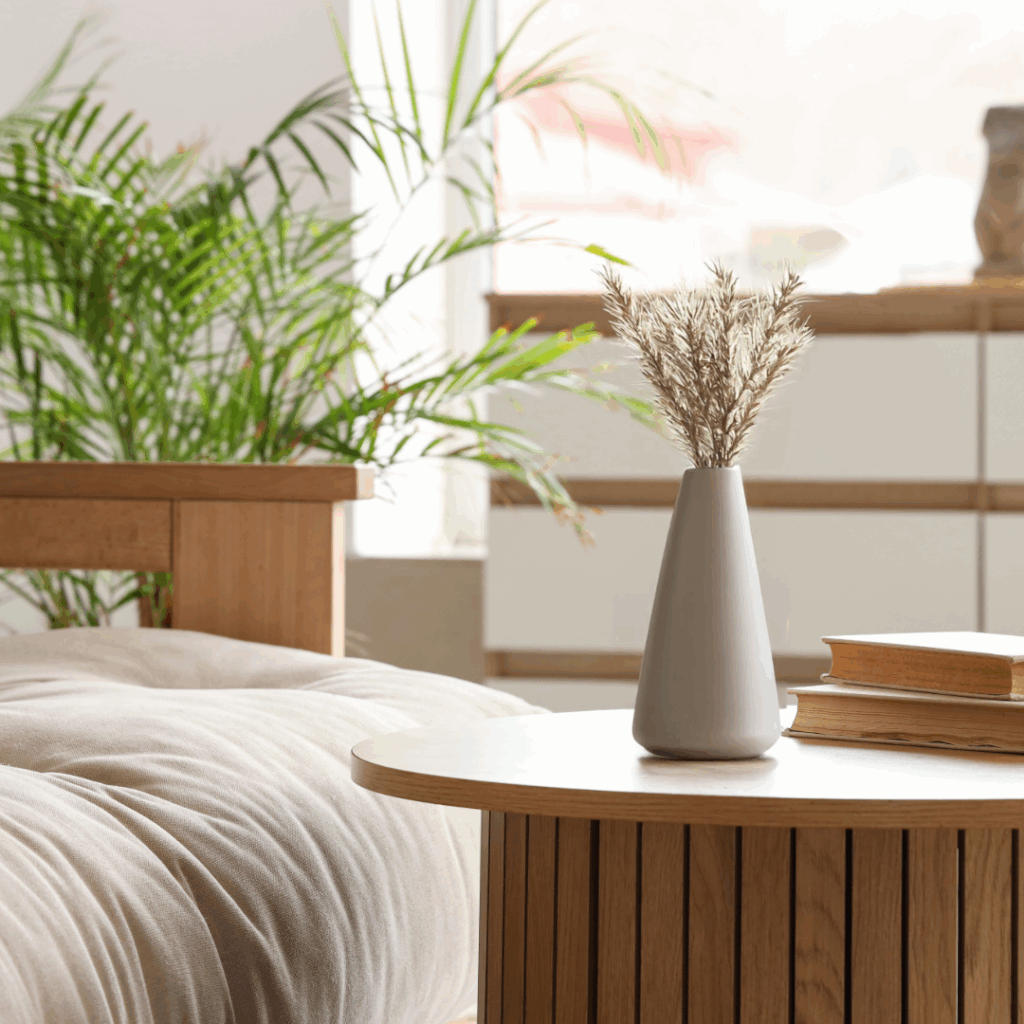 Slaapkamer met ronde vormen, bruine tinten en groene planten