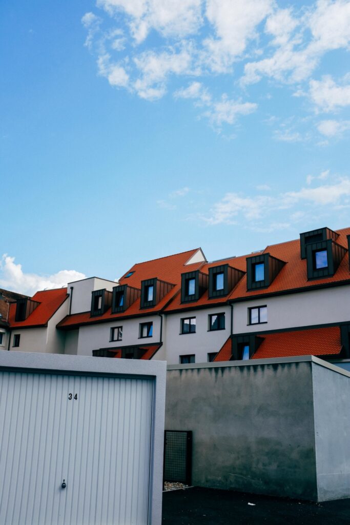 Rijhuizen met oranje daken