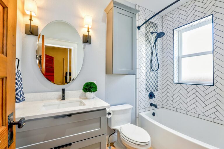 Badkamer met bad, douchekop, toilet, spiegel en wasbak