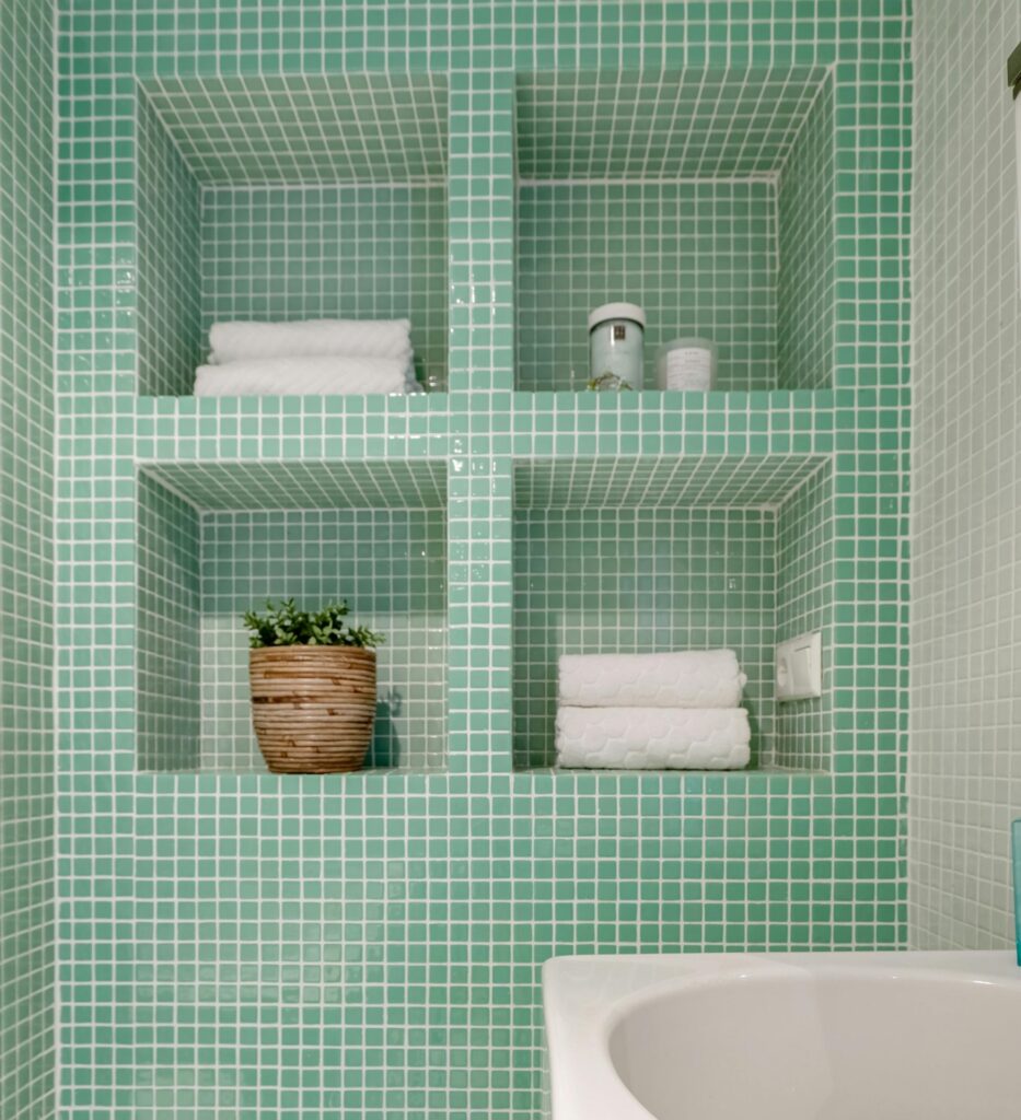 4 inbouwnissen bekleedt met groene tegeltjes