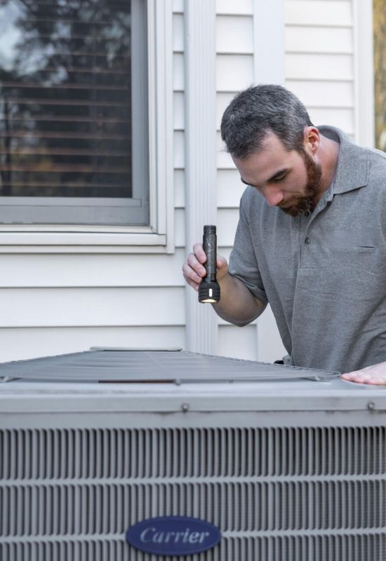 Technieker die een HVAC systeem inspecteert