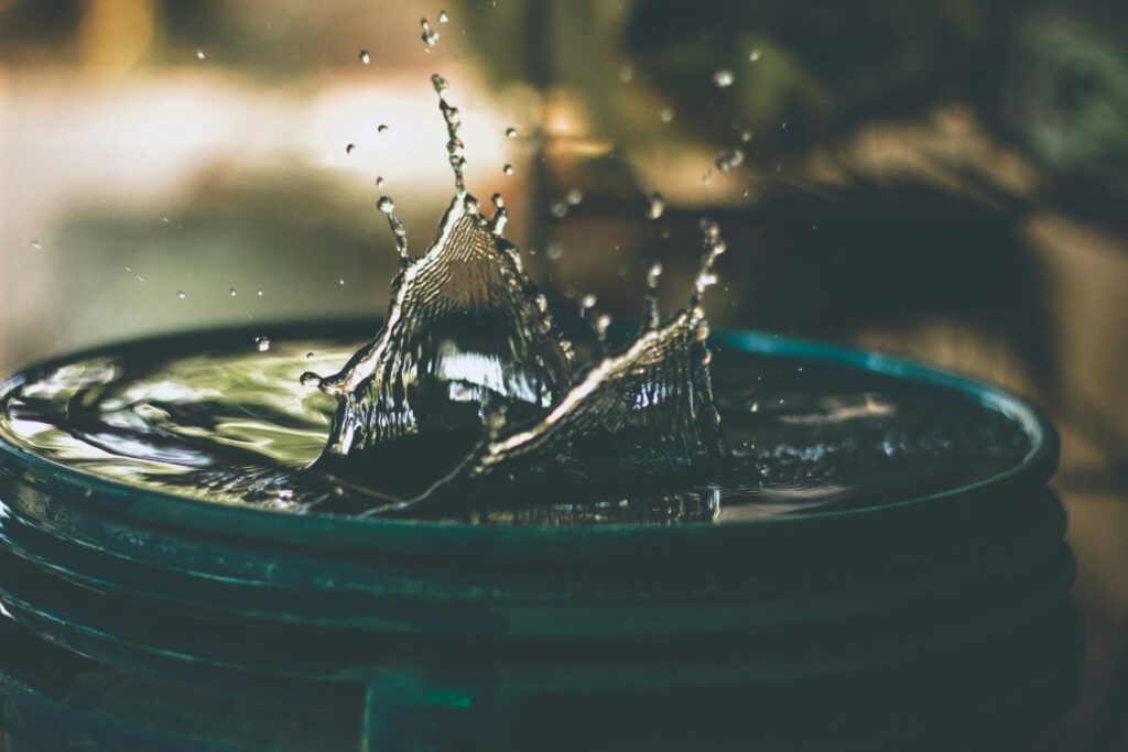 Water valt in een regenton