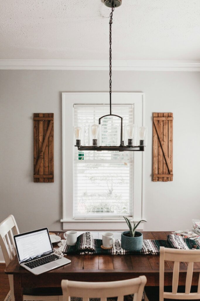 Gerecupereerd hout als decoratie in nieuw huis