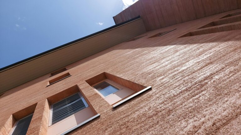 Woningfaçade van gekleurd kalkhennep
